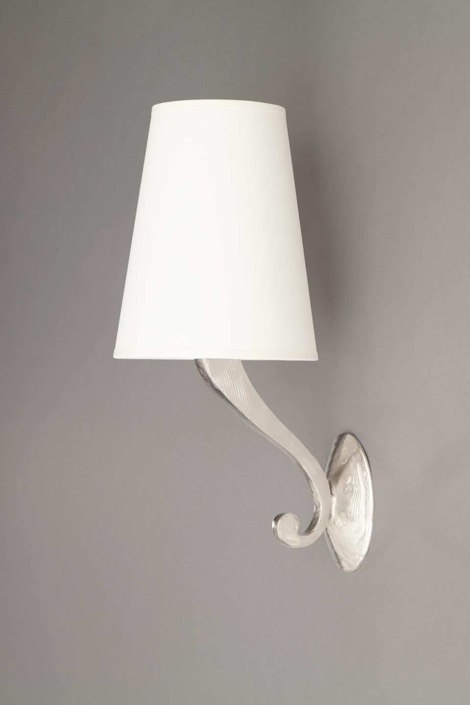 Linda classic wall lamp in silvered bronze. Objet insolite. 