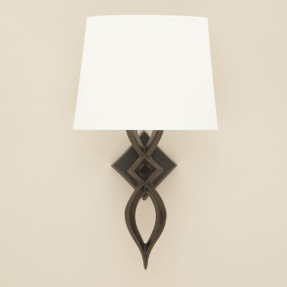 Mona wall lamp, classic design in patinated bronze. Objet insolite. 