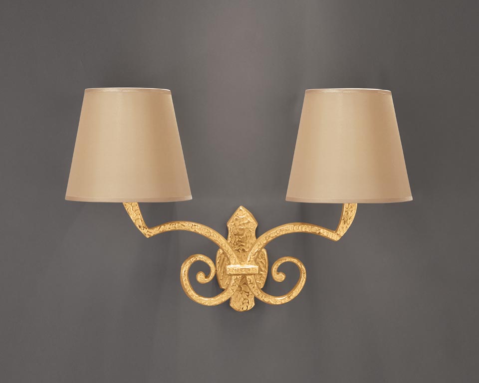 Sully 2-light wall lamp in gilded bronze. Objet insolite. 
