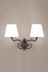 Sully 2-light wall lamp in patinated black bronze. Objet insolite. Sully 2-light wall lamp in patinated black bronze. Objet insolite.