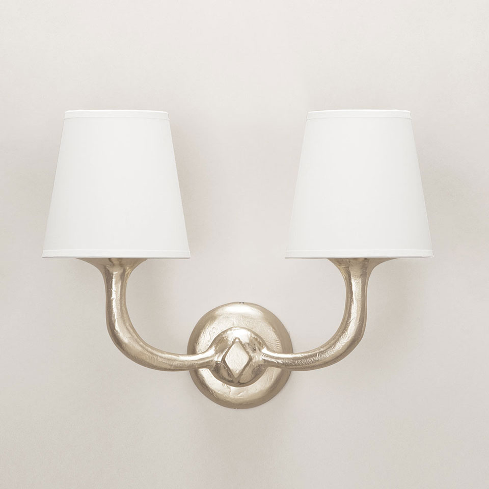 Victor 2-light silver wall lamp . Objet insolite. 