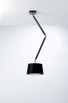 Joint suspension articulée avec un abat-jour noir intérieur argent. Paulo Coelho. 