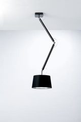 Joint suspension articulée avec un abat-jour noir intérieur argent. Paulo Coelho. Joint suspension articulée avec un abat-jour noir intérieur argent. Paulo Coelho.