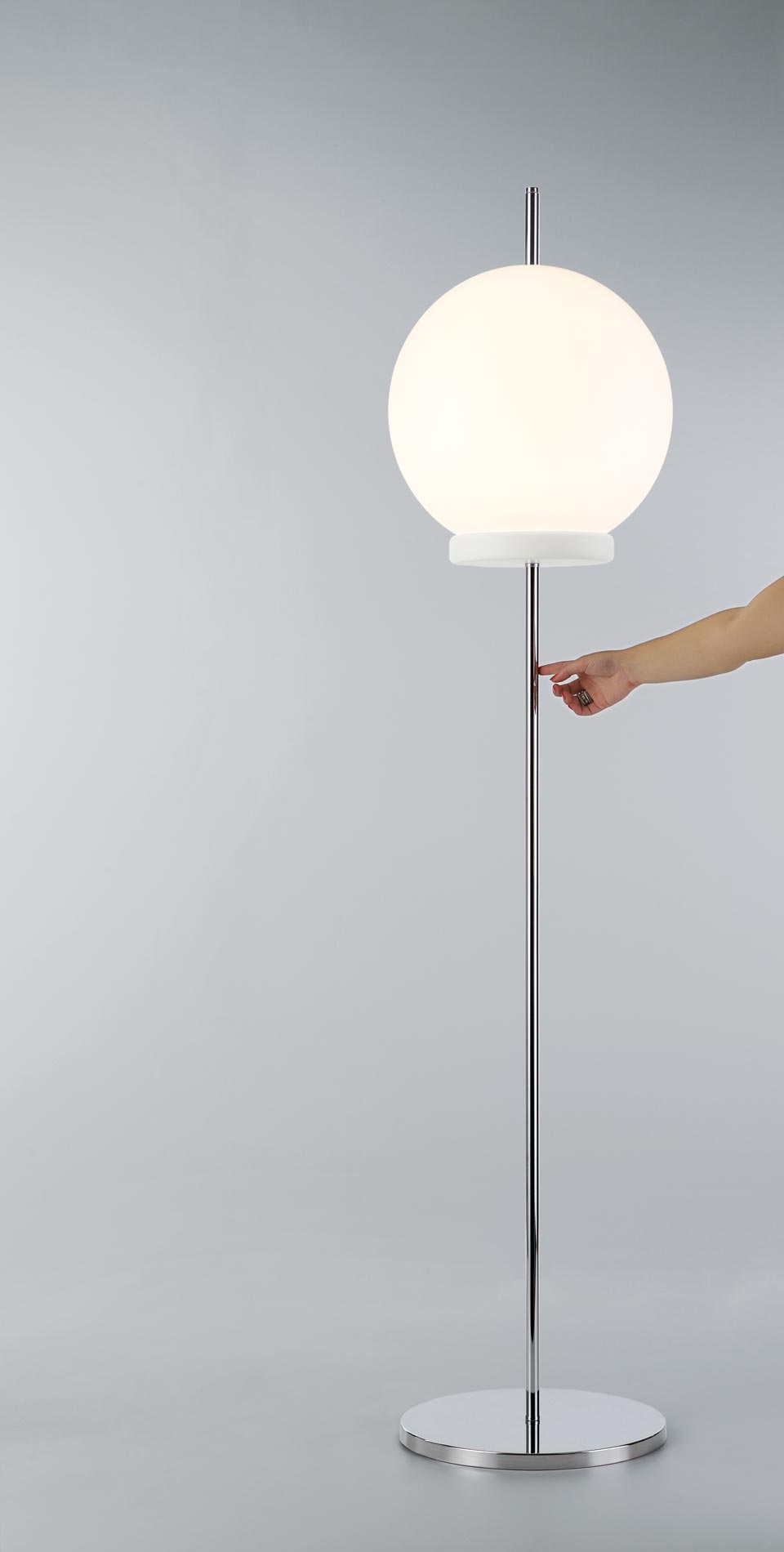 Lampadaire boule blanche et éclairage LED Prick. Paulo Coelho. 