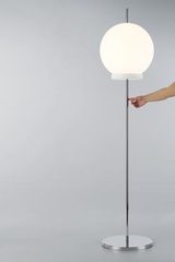 Lampadaire boule blanche et éclairage LED Prick. Paulo Coelho. Lampadaire boule blanche et éclairage LED Prick. Paulo Coelho.