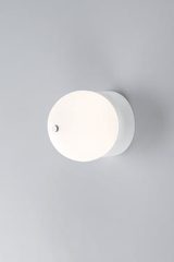 Prick LED applique blanche et ronde. Paulo Coelho. Prick LED applique blanche et ronde. Paulo Coelho.