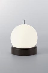 Prick petite lampe à poser blanche sur socle noir. Paulo Coelho. Prick petite lampe à poser blanche sur socle noir. Paulo Coelho.
