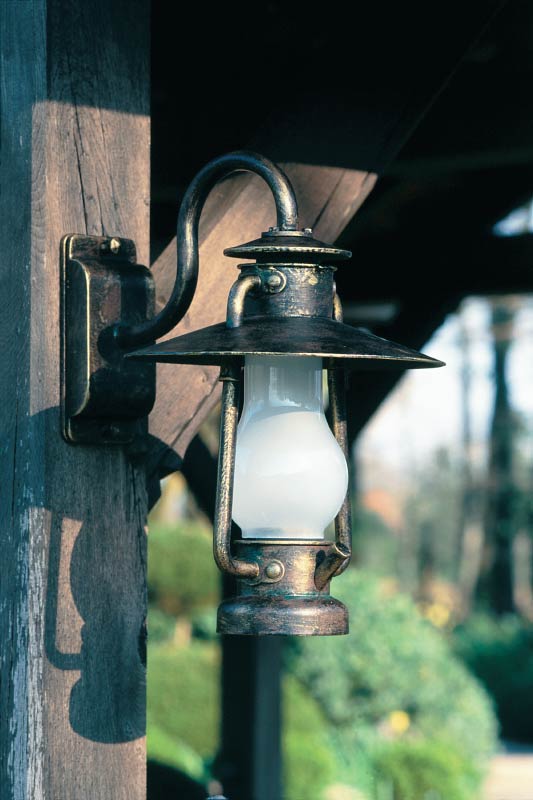 Lampadaire extérieur en lampe tempête métal patiné verre dépoli