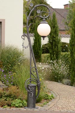Grand lampadaire d'extérieur en fer forgé patiné - Fabriqué par les forges  Robers en Allemagne - Réf. 15110401 - mobile