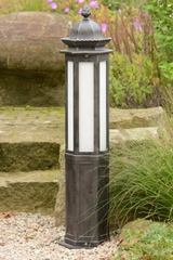 Lampadaire en fer forgé pour le jardin style classique. Robers. Lampadaire en fer forgé pour le jardin style classique. Robers.