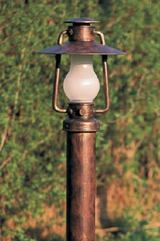 Lampadaire extérieur en lampe tempête métal patiné verre dépoli. Robers. Lampadaire extérieur en lampe tempête métal patiné verre dépoli. Robers.