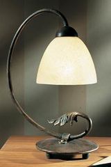 Lampe en fer forgé et verrerie opale. Robers. Lampe en fer forgé et verrerie opale. Robers.