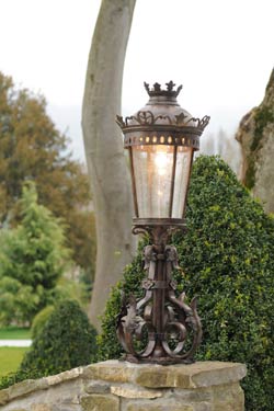 Petit lampadaire en fer forgé pour l