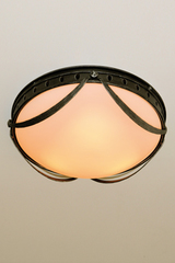 Plafonnier rond en verre opale et bordures en guirlandes. Robers. Plafonnier rond en verre opale et bordures en guirlandes. Robers.