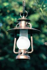 Suspension à chaîne en lampe tempête métal patiné verre dépoli. Robers. Suspension à chaîne en lampe tempête métal patiné verre dépoli. Robers.