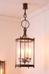 Suspension en fer forgé forme cylindrique quatre lumières. Robers. Suspension en fer forgé forme cylindrique quatre lumières. Robers.