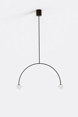 Suspension ludique en verre blanc et métal noir 50cm Riga. Robin. 