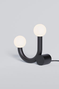 Minimalist black metal table lamp Rigoberta. Robin. 