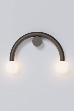 Rigoberta Curved wall light in black. Robin. 