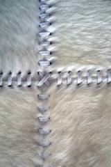 Tapis en peau Buenos Aires blanc naturel et coutures argent 120x180. Santelmo. Tapis en peau Buenos Aires blanc naturel et coutures argent 120x180. Santelmo.