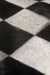 Tapis en peau de vache damier noir et blanc Lisboa 120x175. Santelmo. Tapis en peau de vache damier noir et blanc Lisboa 120x175. Santelmo.