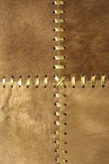Tapis peau beige Buenos Aires coutures cuir doré 120x180. Santelmo. Tapis peau beige Buenos Aires coutures cuir doré 120x180. Santelmo.