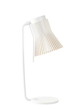 Lampe de bureau de la collection Petite blanche et bouleau. Secto Design. 