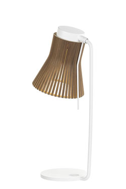 Lampe de bureau de la collection Petite blanche et bouleau. Secto Design. 