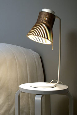 Lampe de bureau de la collection Petite blanche et bouleau. Secto Design. 