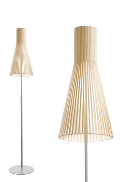 Lampadaire à abat-jour conique en bois, bouleau naturel. Secto Design. 