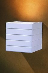 Cube 1790 applique en plâtre naturel blanc strié en forme de cube. Sedap. Cube 1790 applique en plâtre naturel blanc strié en forme de cube. Sedap.