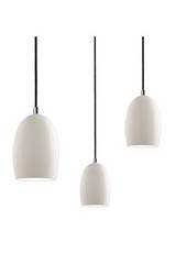 Suspension triple UME 3 en verre opale blanc. Sottoluce. Suspension triple UME 3 en verre opale blanc. Sottoluce.