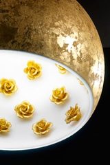 Atlas Roses suspension globe doré en céramique décoré de roses. Munari par Stylnove Ceramiche. 