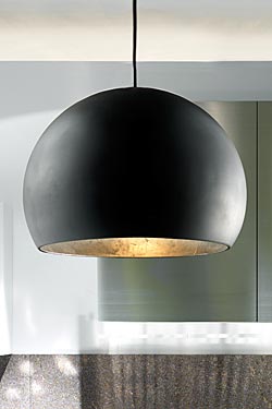 Atlas suspension globe noir et doré en céramique. Munari par Stylnove Ceramiche. 