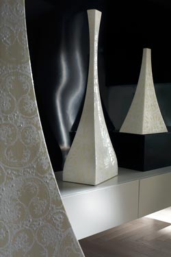 Lampe pyramide damassée et abat-jour cylindrique. Munari par Stylnove Ceramiche. 
