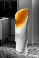 Linea Nature lampadaire blanc intérieur doré. Munari par Stylnove Ceramiche. Linea Nature lampadaire blanc intérieur doré. Munari par Stylnove Ceramiche.