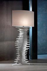 Traccia lampadaire en céramique finition blanc mat. Munari par Stylnove Ceramiche. Traccia lampadaire en céramique finition blanc mat. Munari par Stylnove Ceramiche.