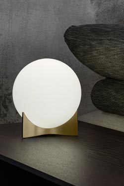 Oscar lampe de table globe de verre blanc et socle en laiton satiné. Terzani. 