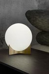 Oscar lampe de table globe de verre blanc et socle en laiton satiné. Terzani. 