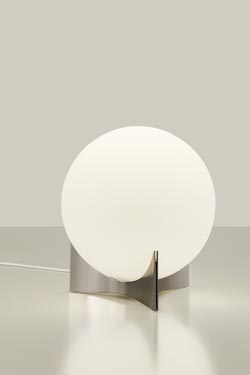 Oscar lampe de table globe en verre blanc et socle nickel brossé. Terzani. 