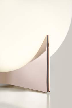 Oscar globe table lamp in white satin glass and rose gold base. Terzani. 