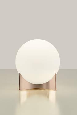 Oscar globe table lamp in white satin glass and rose gold base. Terzani. 