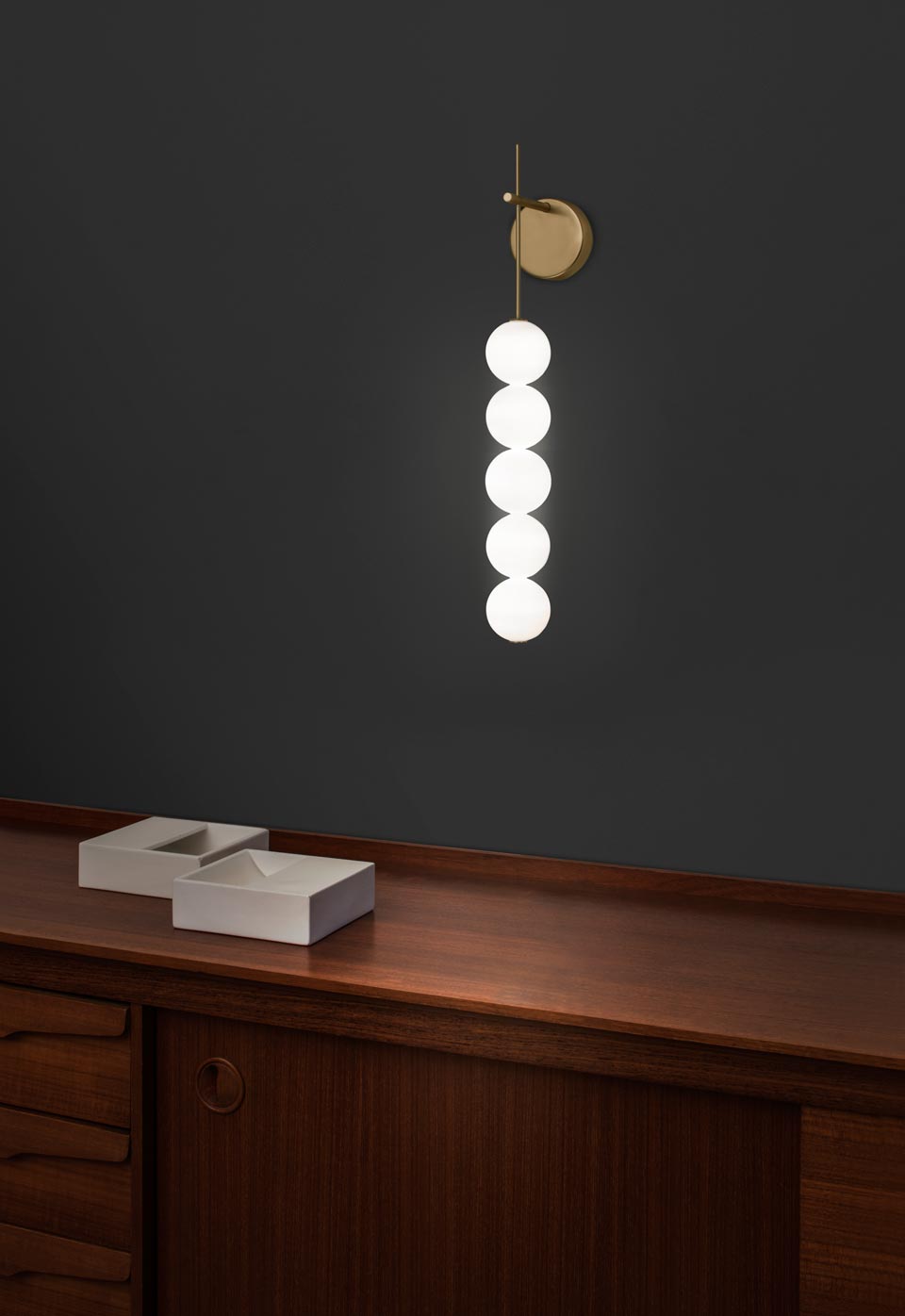Abacus sconce with 5 white and satin brass balls. Terzani. 