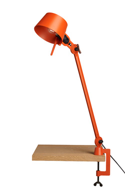 Grande lampe de bureau sur étau Bolt Desk en métal orange. Tonone. 