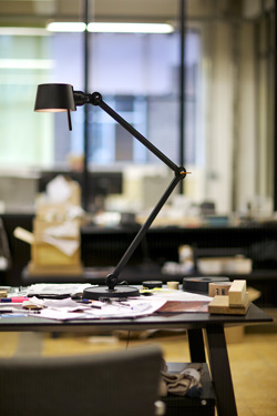 Desk lamp in mat black with two arms Bolt Desk. Tonone. 