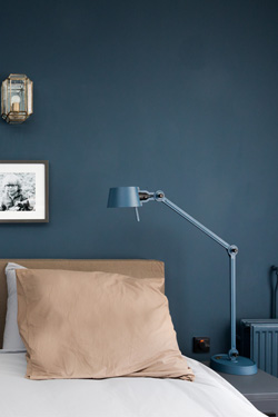 Desk lamp in mat blue with two arms Bolt Desk. Tonone. 