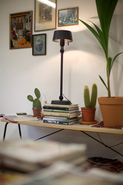Large vertical Bolt table lamp, in black steel, on a heavy steel base. Tonone. 