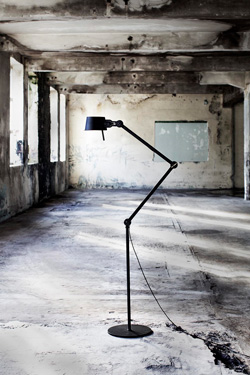 Large black hinged floorlamp in steel. Tonone. 