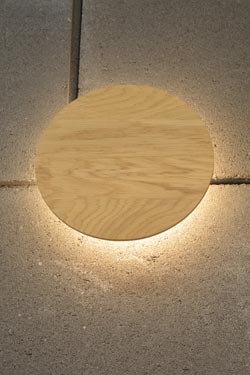 Roondy round wall lamp in oak wood 28cm. Trilum. 