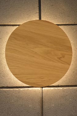 Roondy round wall lamp in oak wood 28cm. Trilum. 